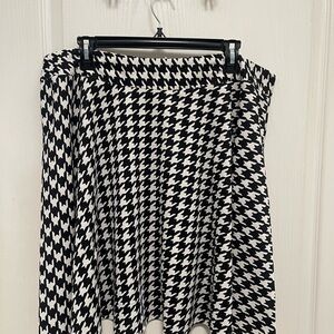 Shein Curve 2x Black and White Houndstooth Skirt - NWOT